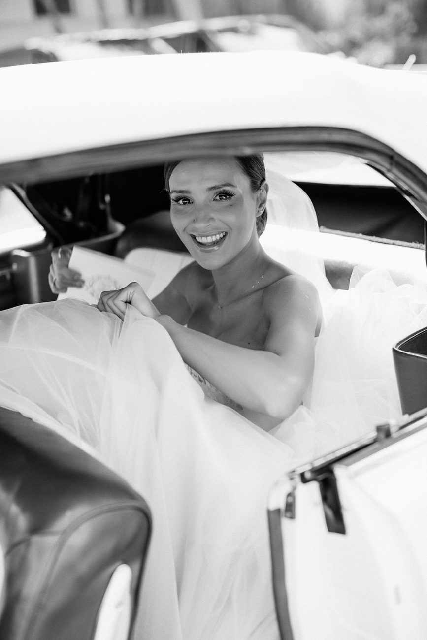 bride in the car goong to the wedding ceremony