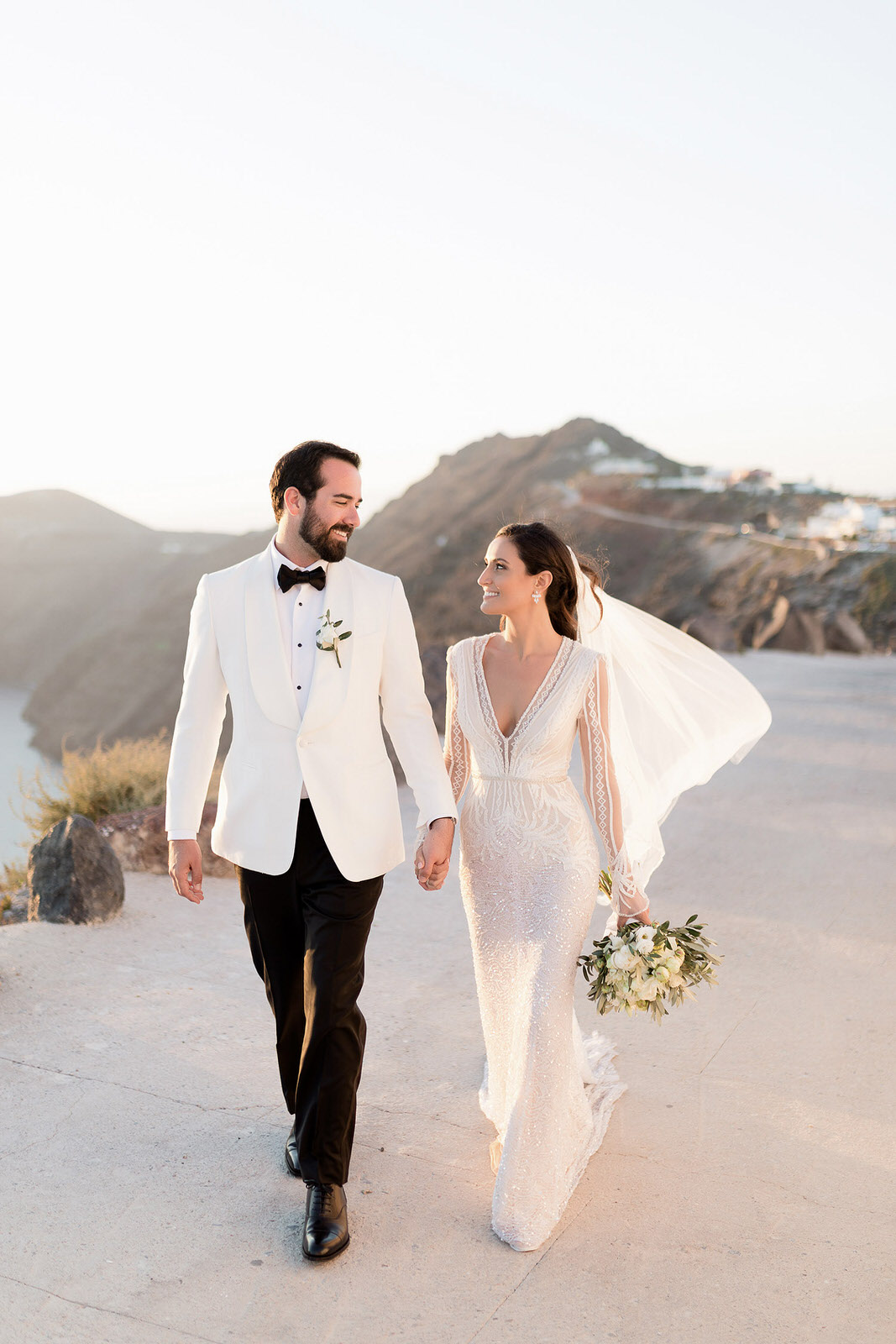 bride and groom wedding in santorini