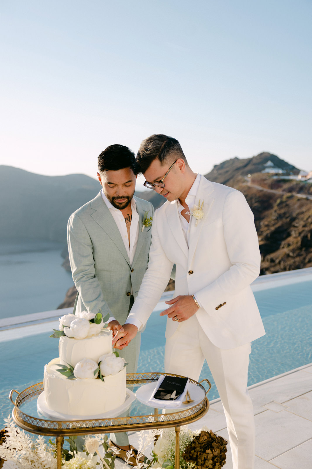 https://annaroussos.com/wp-content/uploads/2023/02/same-sex-wedding-in-santorini-106.jpg