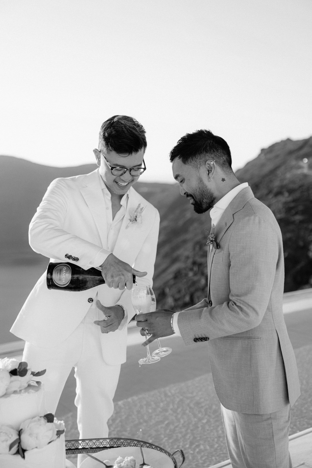 https://annaroussos.com/wp-content/uploads/2023/02/same-sex-wedding-in-santorini-112.jpg