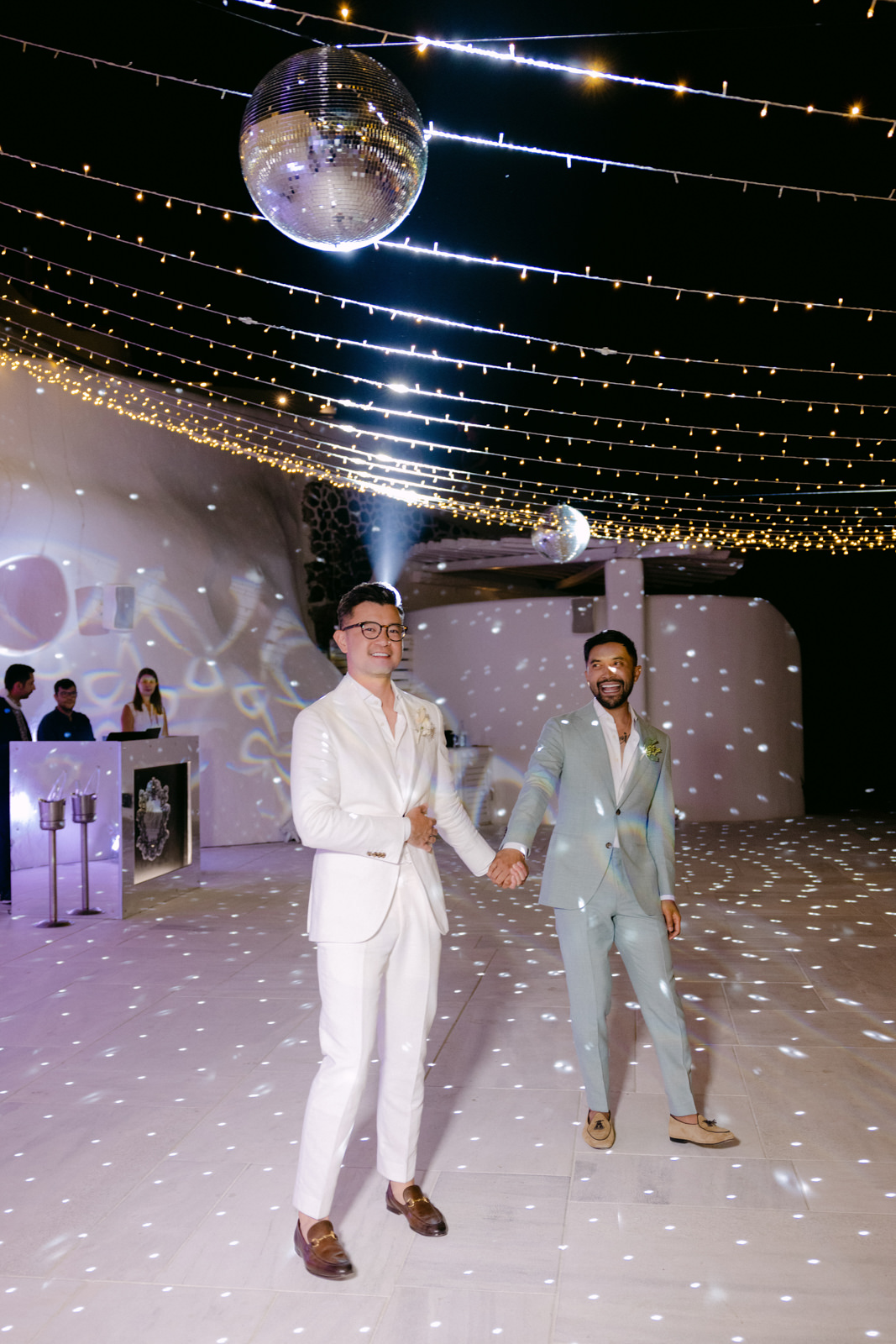 https://annaroussos.com/wp-content/uploads/2023/02/same-sex-wedding-in-santorini-139.jpg