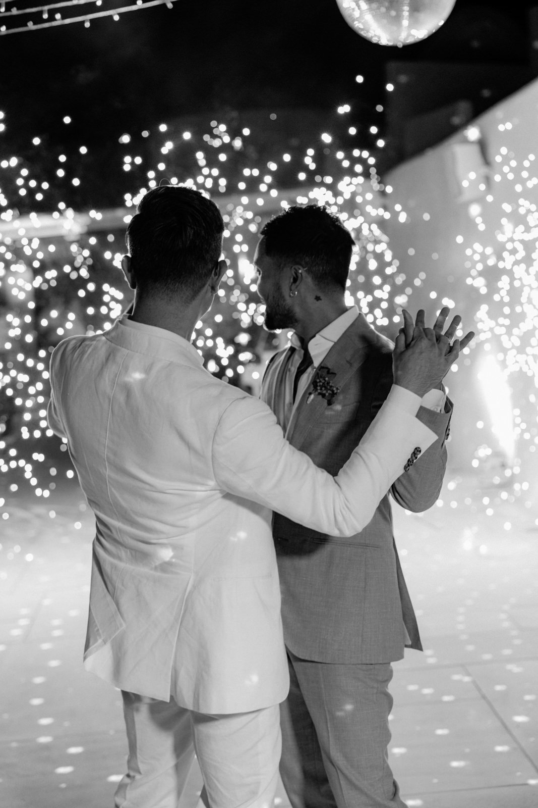 https://annaroussos.com/wp-content/uploads/2023/02/same-sex-wedding-in-santorini-144.jpg